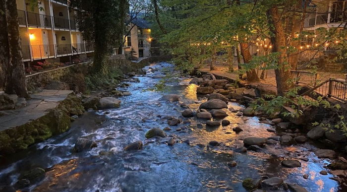 Brookside Lodge (Brookside Motel and Ranch House) - Web Listing (newer photo)